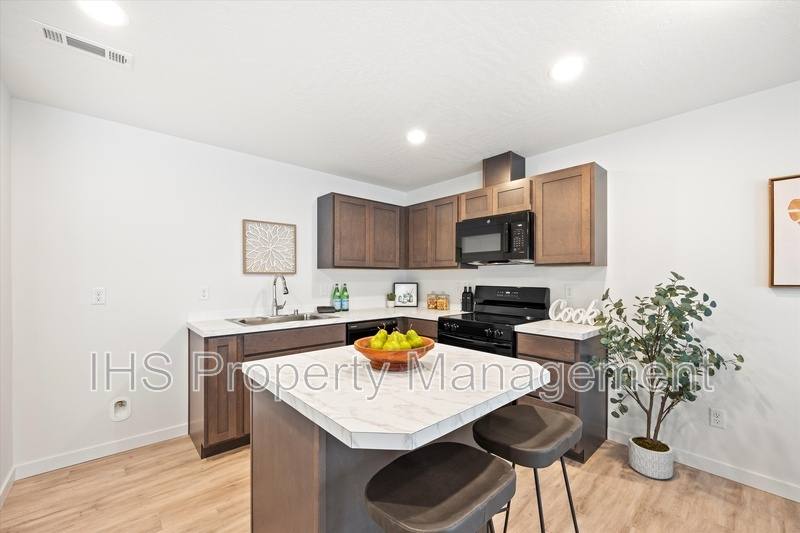 Townhouse for rent at 1148 N Yost St, Kennewick, WA 99336