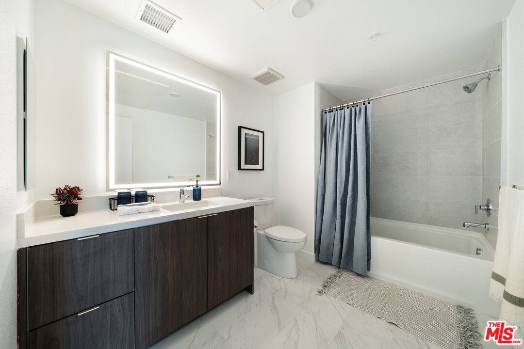 Apartment for rent at 800 Western Ave #727, Los Angeles, CA 90005