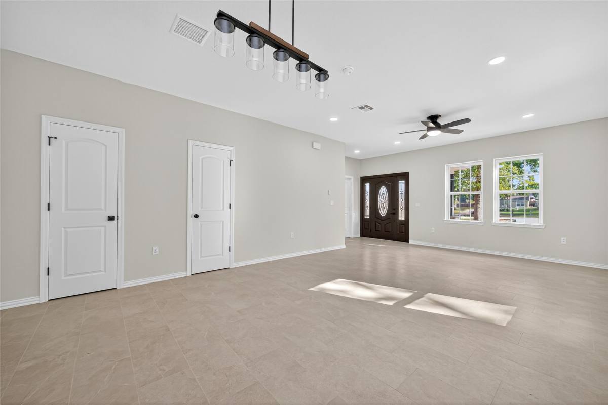 Apartment for rent at 10594 Rustling Oaks Dr, Conroe, TX 77303