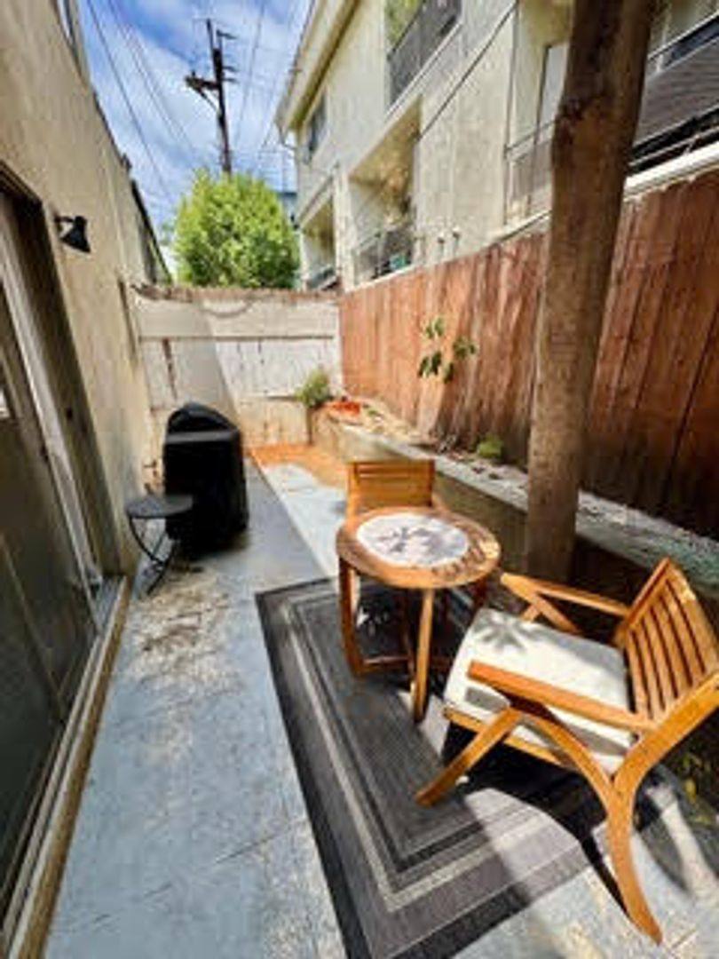 Apartment for rent at 8207 De Longpre Ave #6, Los Angeles, CA 90046