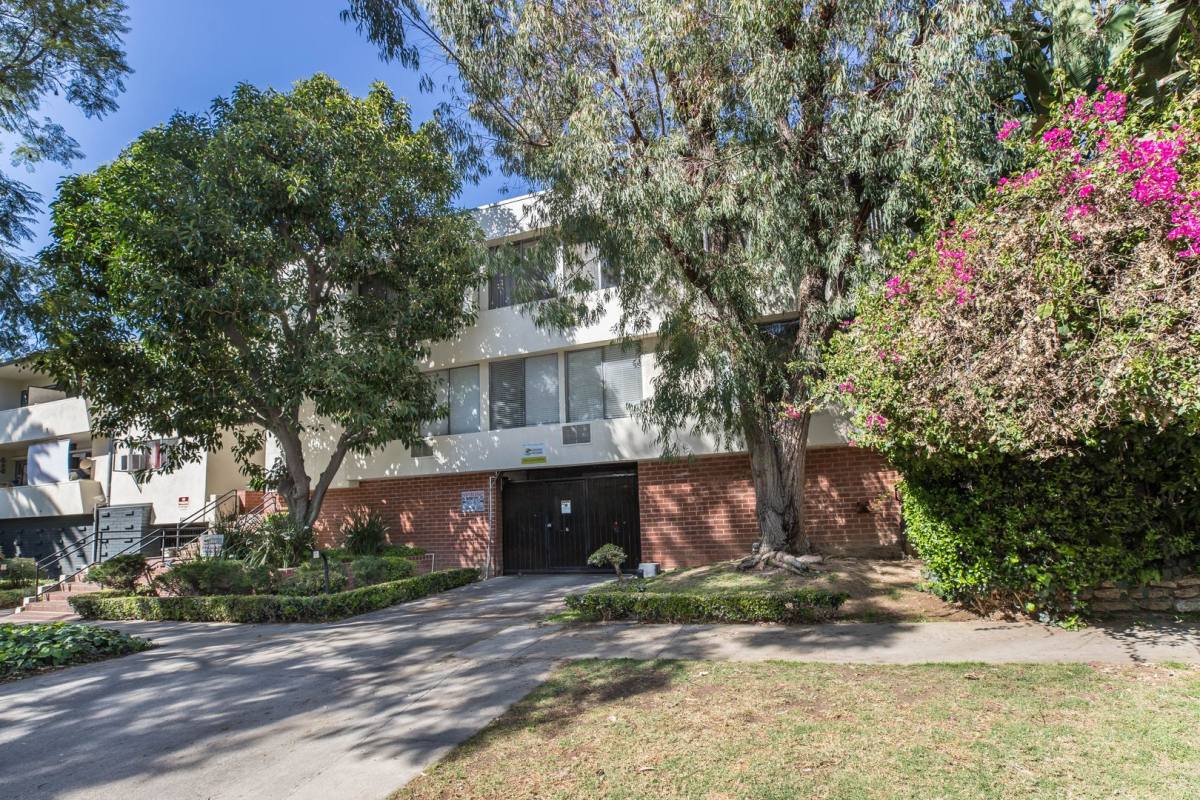 Apartment for rent at 8207 De Longpre Ave #6, Los Angeles, CA 90046