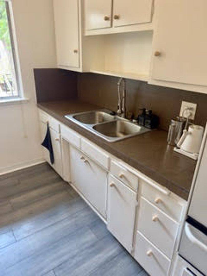 Apartment for rent at 8207 De Longpre Ave #6, Los Angeles, CA 90046