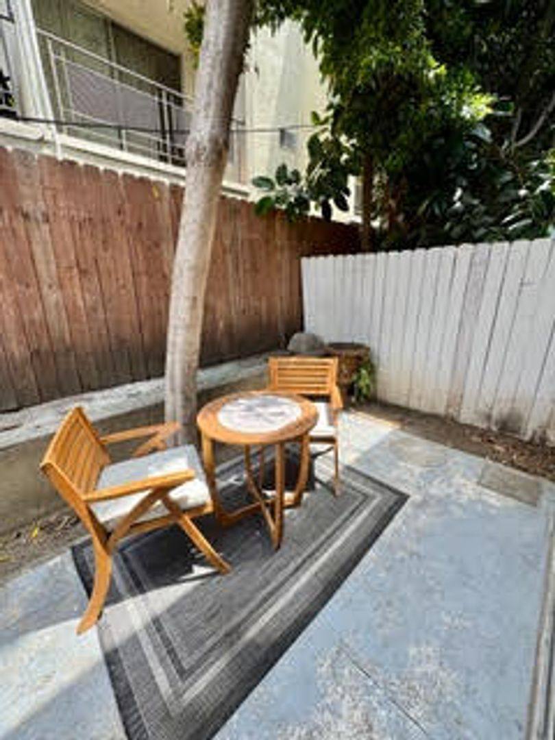 Apartment for rent at 8207 De Longpre Ave #6, Los Angeles, CA 90046