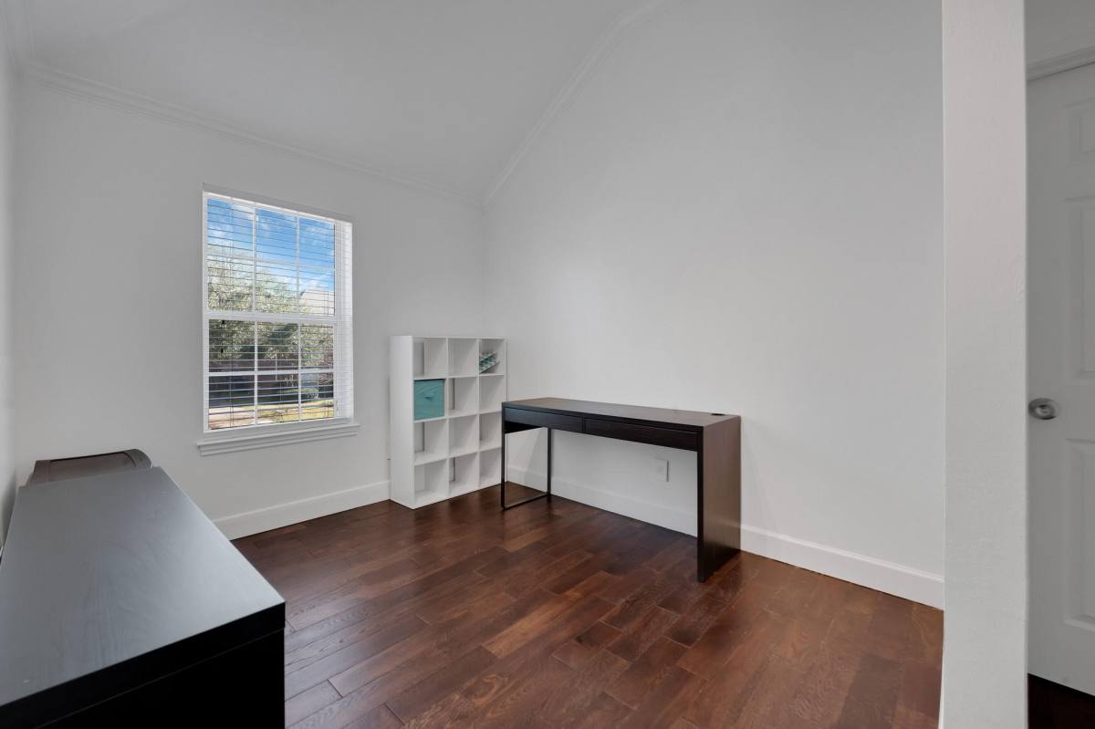Apartment for rent at 4422 Warwick Dr, Sugar Land, TX 77479