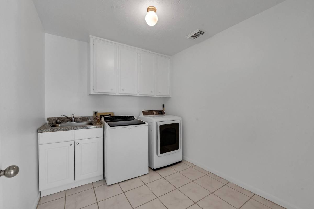 Apartment for rent at 4422 Warwick Dr, Sugar Land, TX 77479