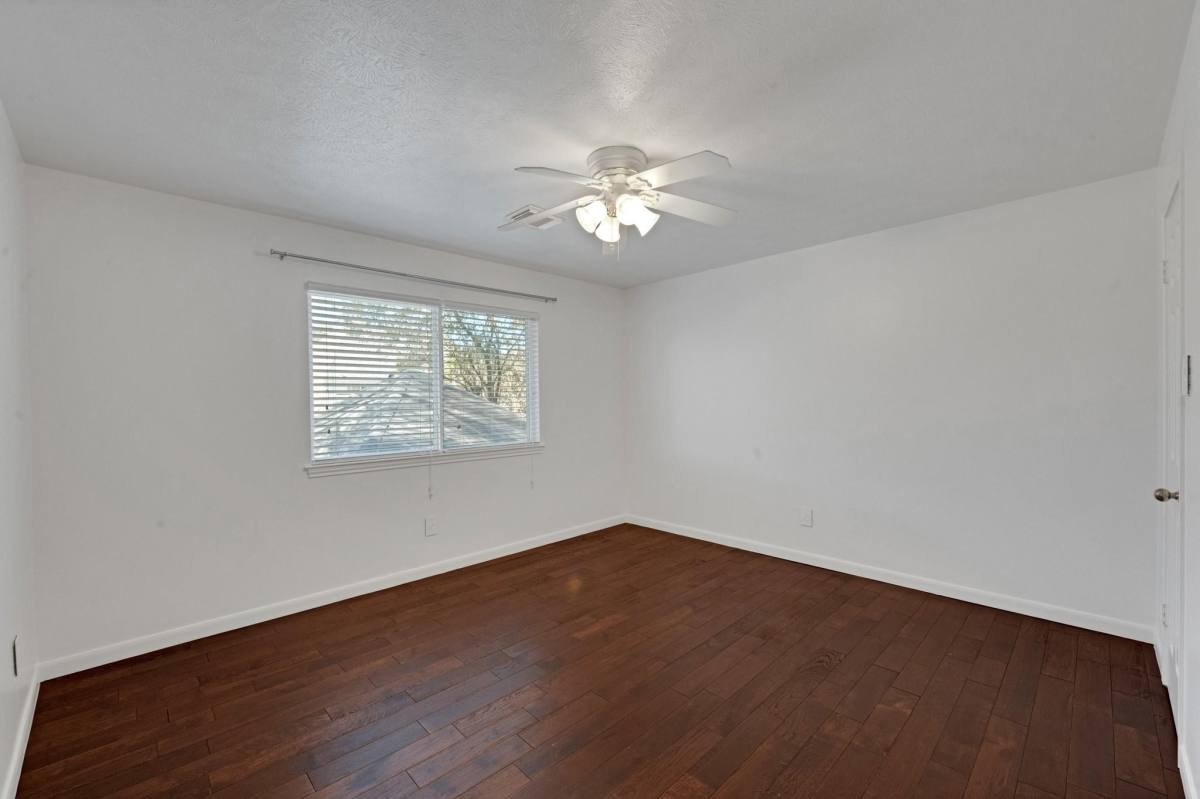 Apartment for rent at 4422 Warwick Dr, Sugar Land, TX 77479