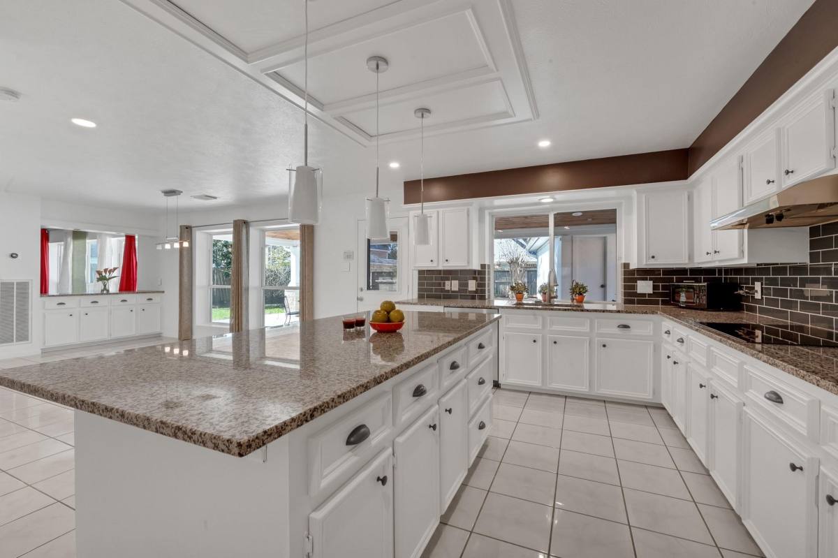 Apartment for rent at 4422 Warwick Dr, Sugar Land, TX 77479