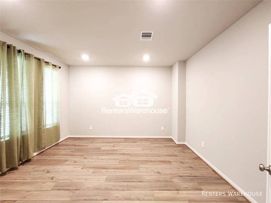 House for rent at 10714 Cliffs View Dr, Rosharon, TX 77583