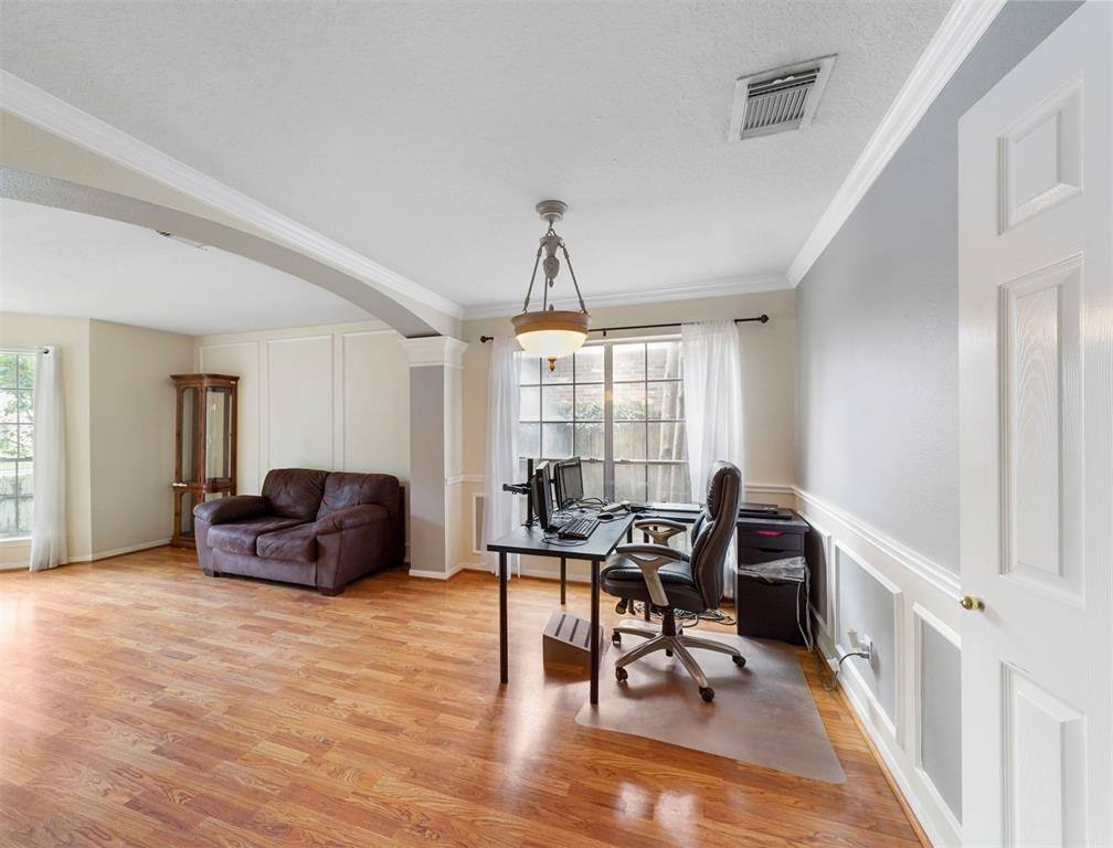 Apartment for rent at 25719 Bearborough Dr, Spring, TX 77386