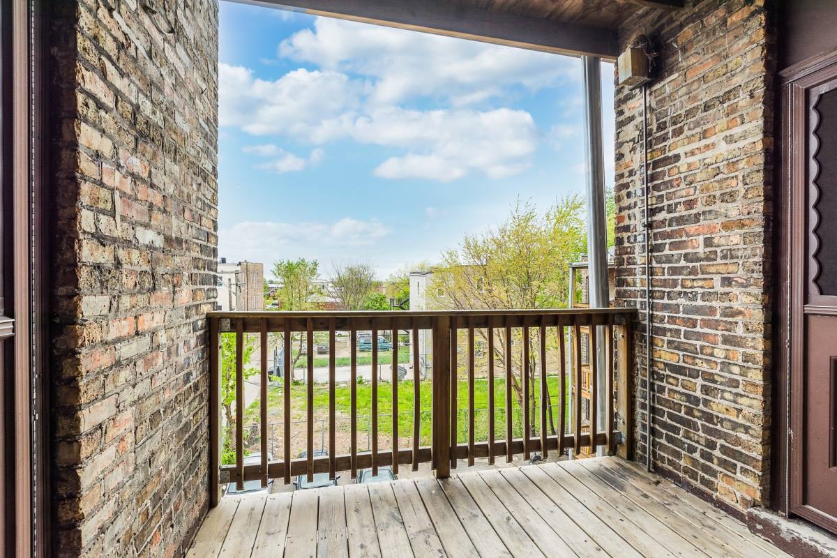 Apartment for rent at 122 S California Ave, Chicago, IL 60612
