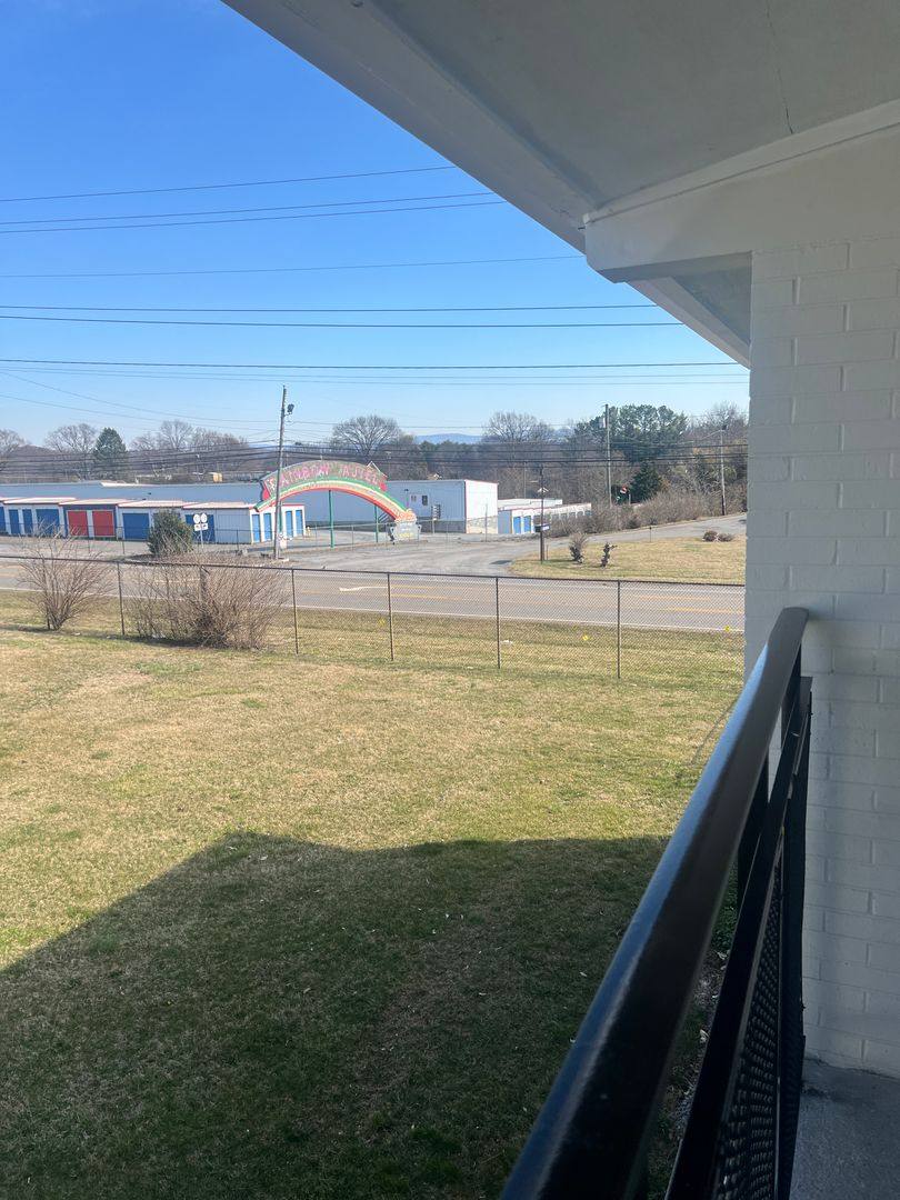 Apartment for rent at 15589 Lee Highway, Bristol, VA 24201