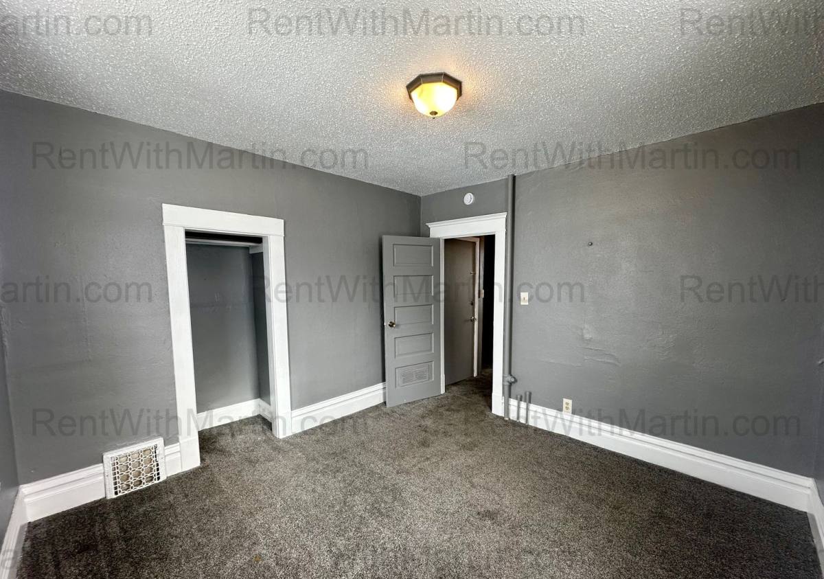 Apartment for rent at 910 Mulberry St, Waterloo, IA 50703