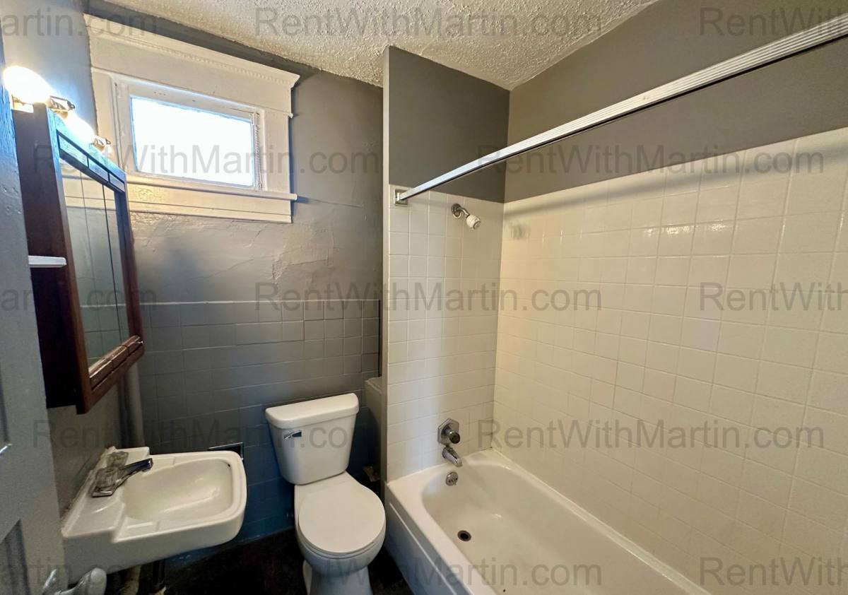 Apartment for rent at 910 Mulberry St, Waterloo, IA 50703