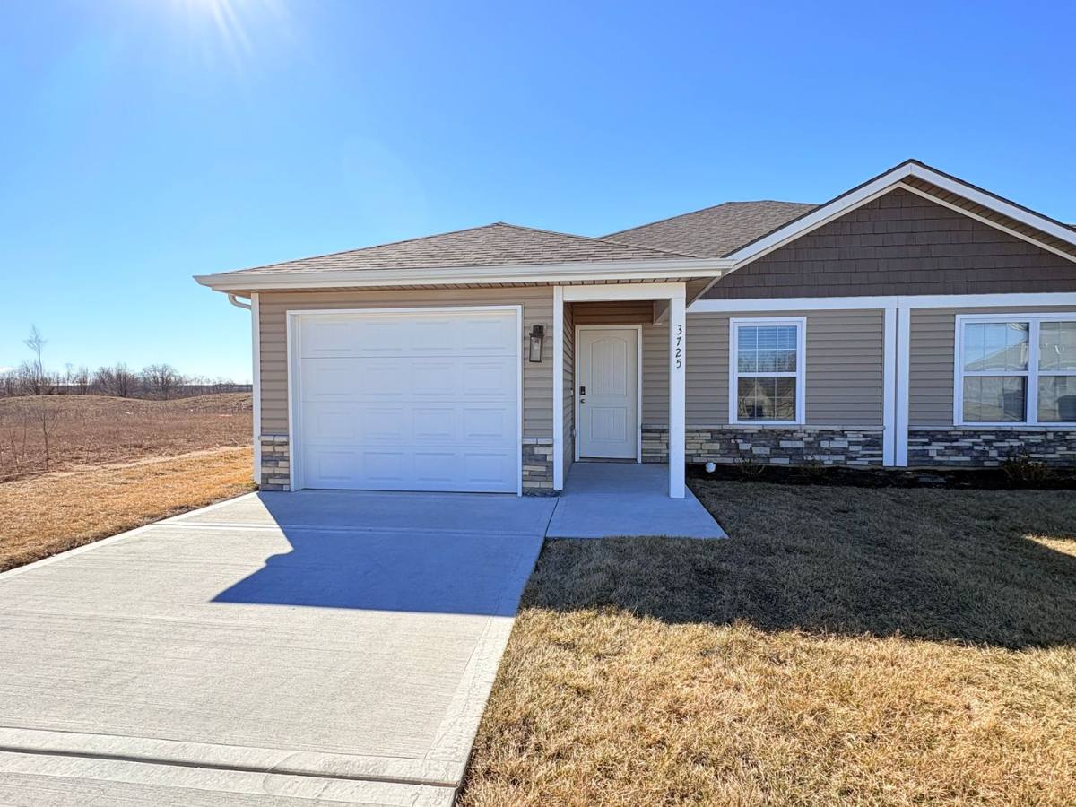 Townhouse for rent at 9301 N Lenox Ave, Kansas City, MO 64154