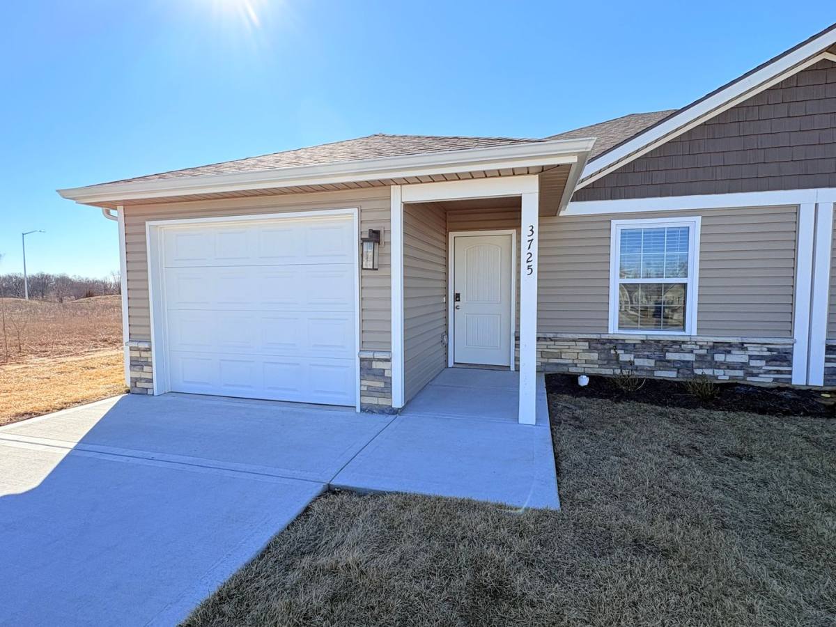 Townhouse for rent at 9301 N Lenox Ave, Kansas City, MO 64154
