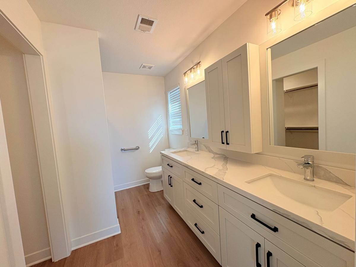 Townhouse for rent at 9301 N Lenox Ave, Kansas City, MO 64154