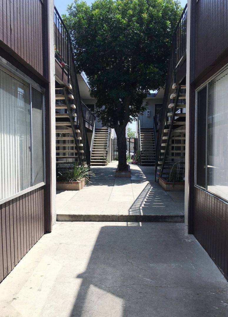 Apartment for rent at 1870 -1880 -1890 Harbor Ave, Long Beach, CA 90810