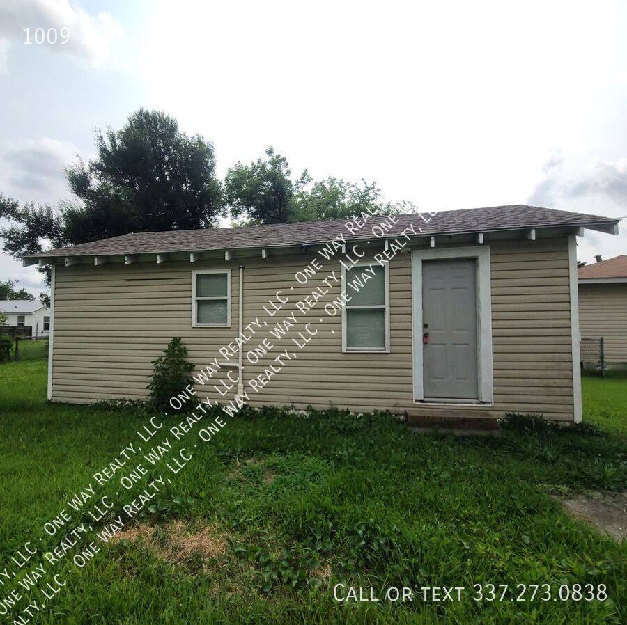 Apartment for rent at 1009 1 2 Fall St, Lake Charles, LA 70601