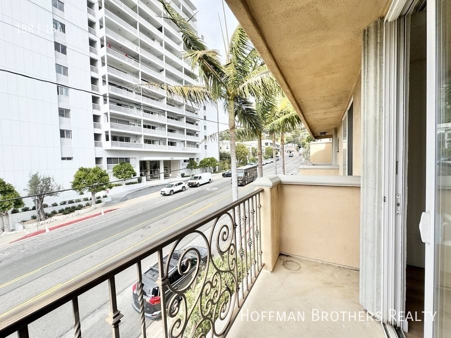 Apartment for rent at 1000 N Doheny Dr #100, West Hollywood, CA 90069