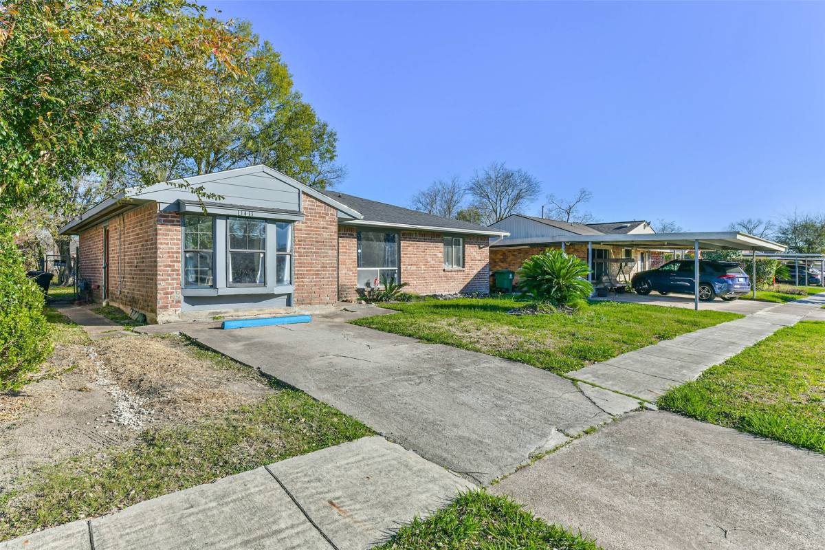 Apartment for rent at 11411 Murr Way, Houston, TX 77048