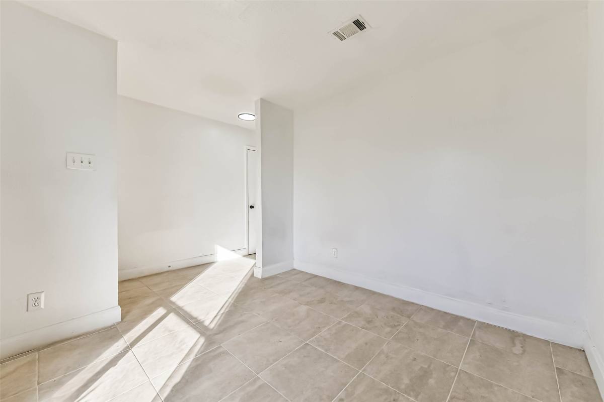 Apartment for rent at 11411 Murr Way, Houston, TX 77048