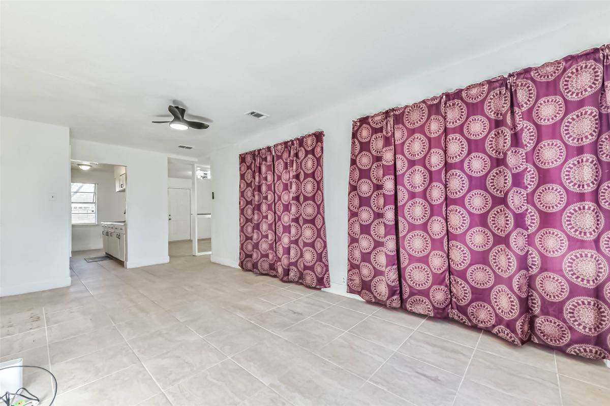 Apartment for rent at 11411 Murr Way, Houston, TX 77048