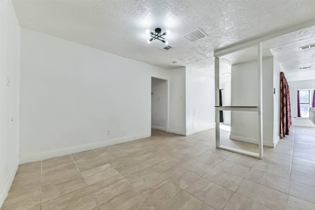 Apartment for rent at 11411 Murr Way, Houston, TX 77048