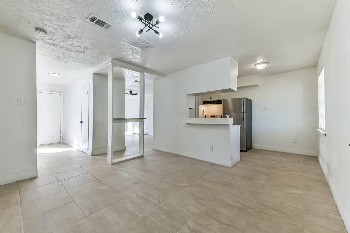 Apartment for rent at 11411 Murr Way, Houston, TX 77048