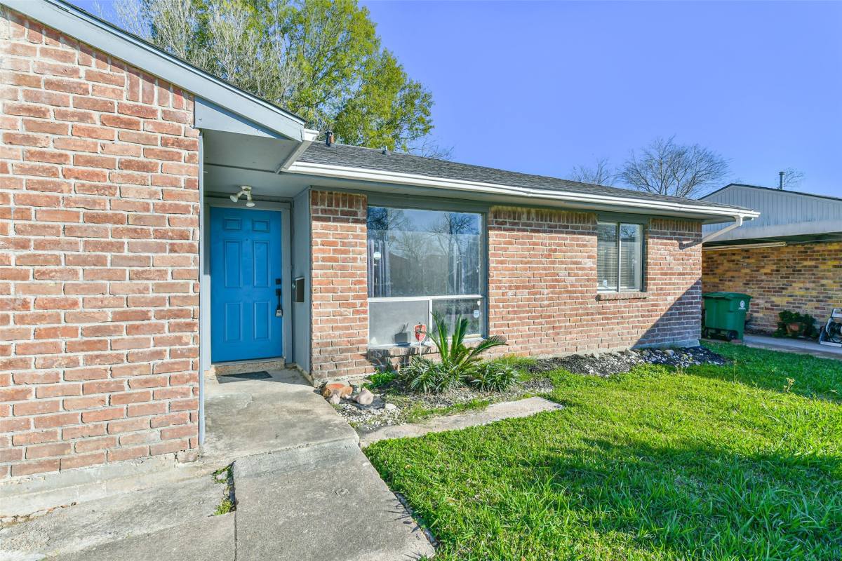 Apartment for rent at 11411 Murr Way, Houston, TX 77048
