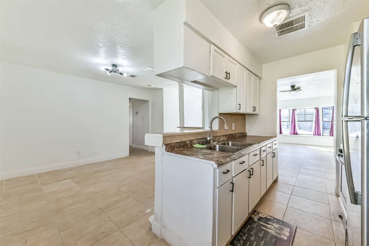 Apartment for rent at 11411 Murr Way, Houston, TX 77048