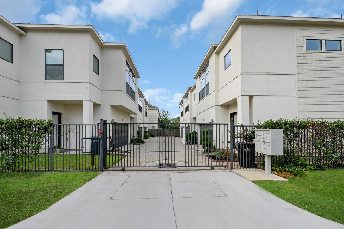Townhouse for rent at 2118 Naomi St, Houston, TX 77054