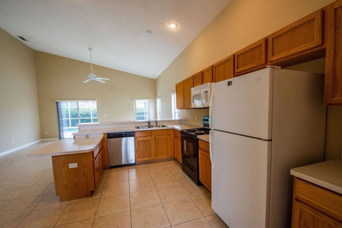 House for rent at 421 Lockbreeze Dr, Davenport, FL 33897