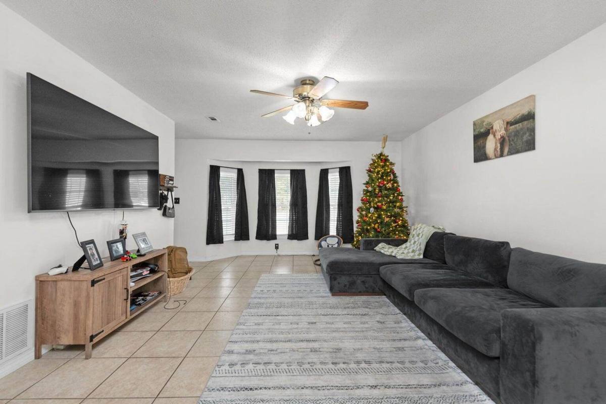 House for rent at 400 Brown Place, Crestview, FL 32539