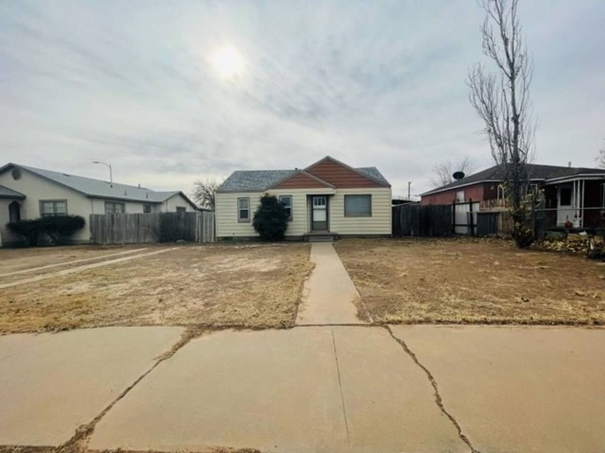 House for rent at 1002 W Deming St, Roswell, NM 88203