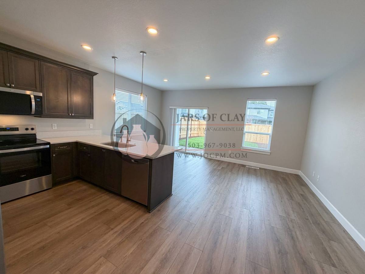 Apartment for rent at 1333 1335 Oppek St NE, Salem, OR 97303