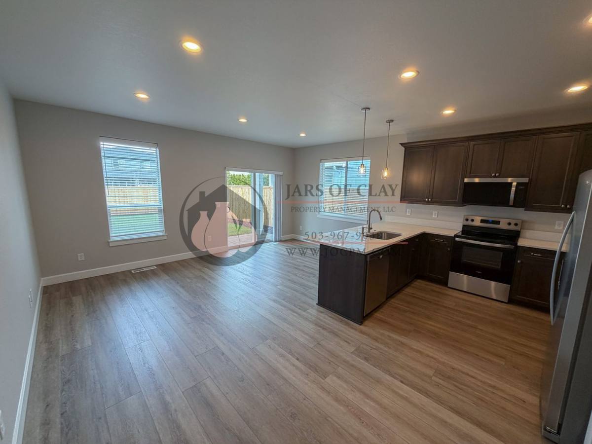 Apartment for rent at 1333 1335 Oppek St NE, Salem, OR 97303