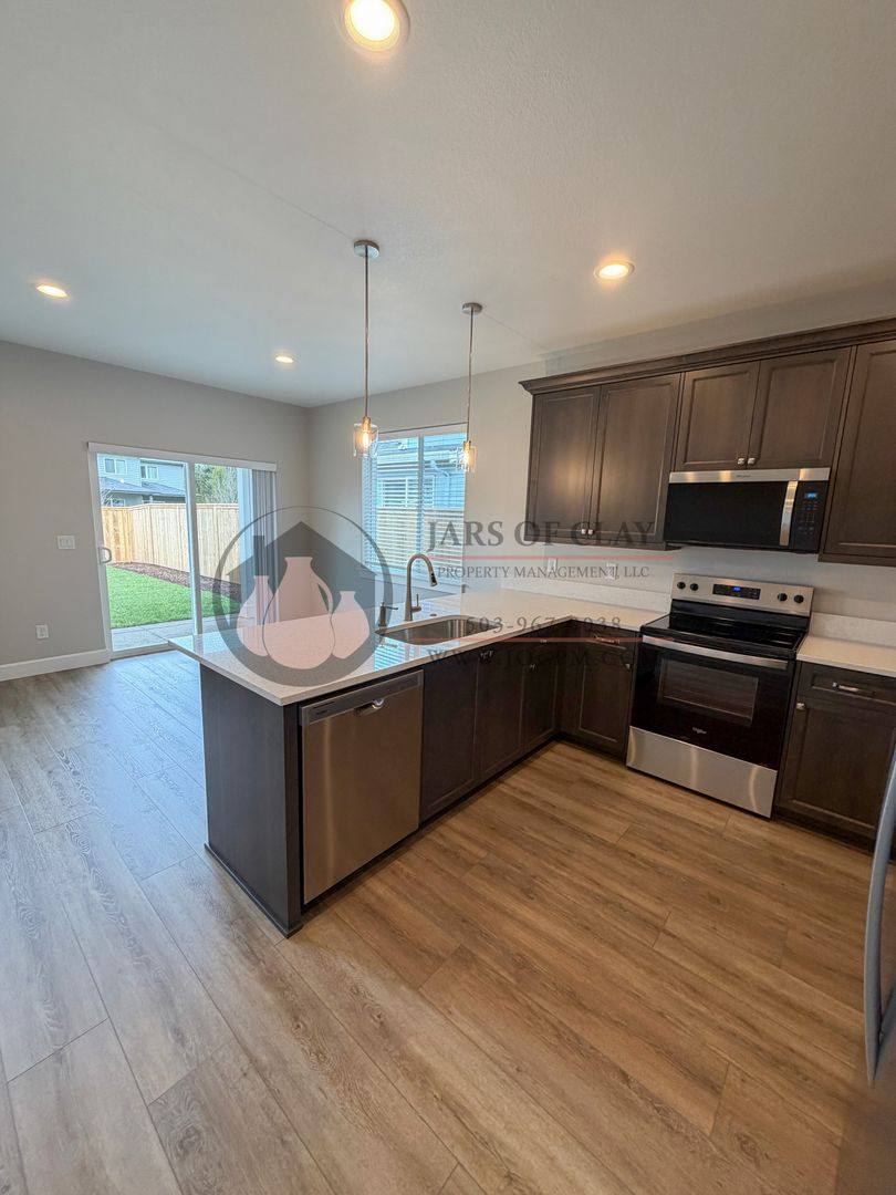 Apartment for rent at 1333 1335 Oppek St NE, Salem, OR 97303