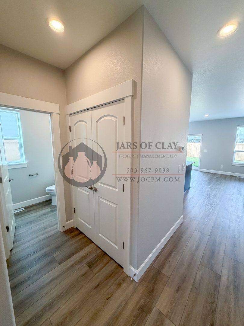 Apartment for rent at 1333 1335 Oppek St NE, Salem, OR 97303