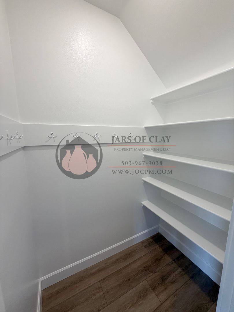 Apartment for rent at 1333 1335 Oppek St NE, Salem, OR 97303