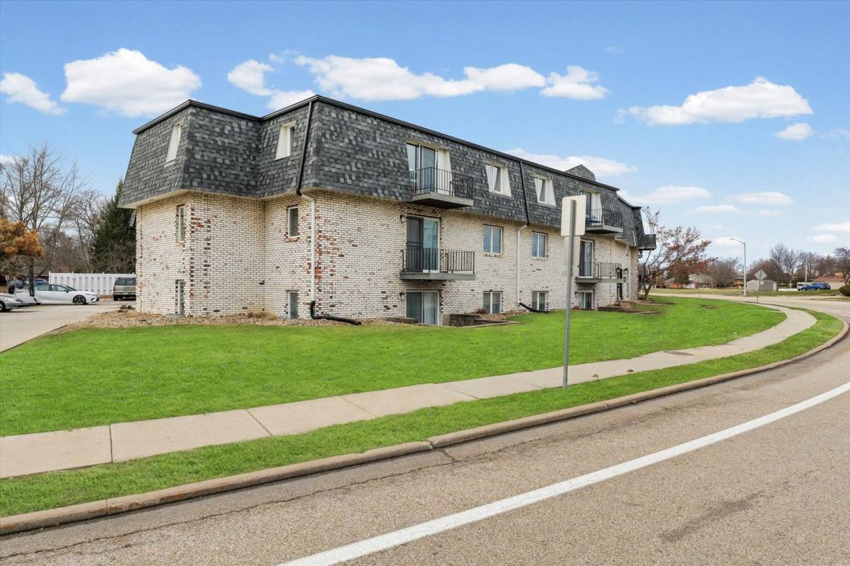Apartment for rent at 123 S Regency Dr, Bloomington, IL 61701