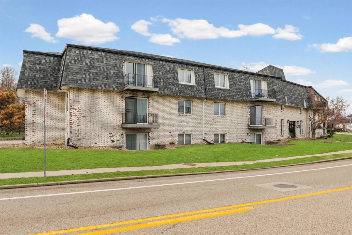 Apartment for rent at 123 S Regency Dr, Bloomington, IL 61701