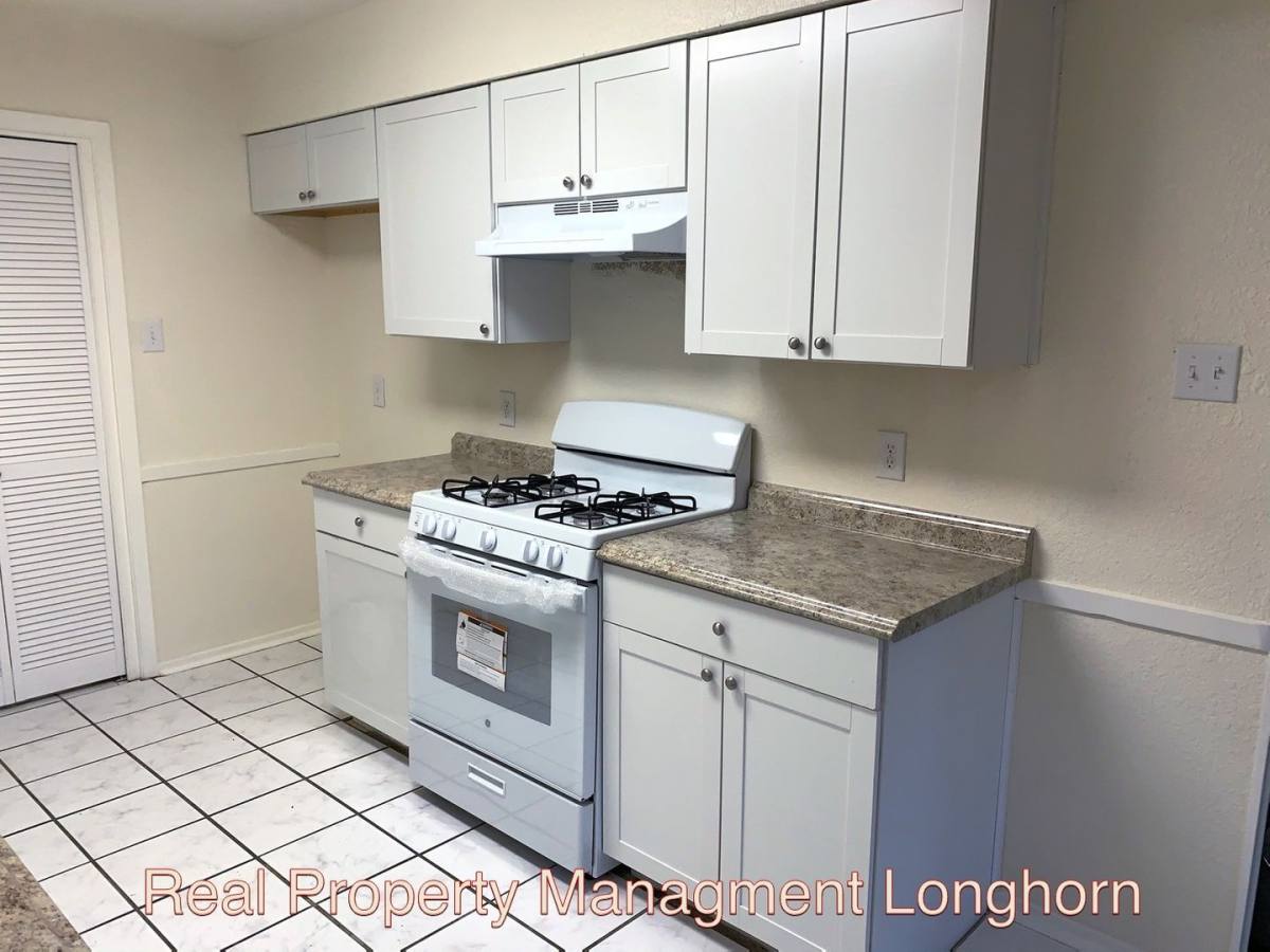 House for rent at 212 Rockcrest Ave, Georgetown, TX 78628