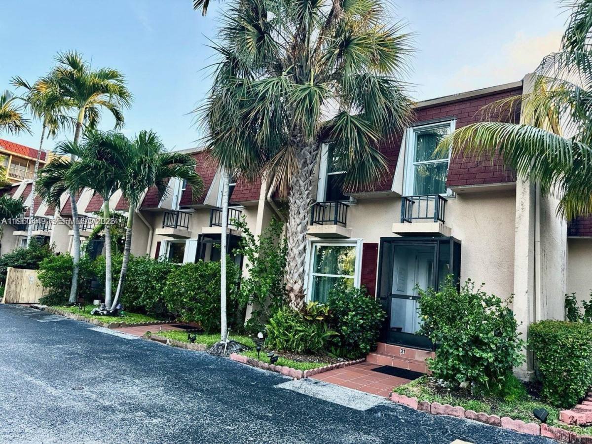 Townhouse for rent at 1001 Three Islands Blvd, Hallandale, FL 33009