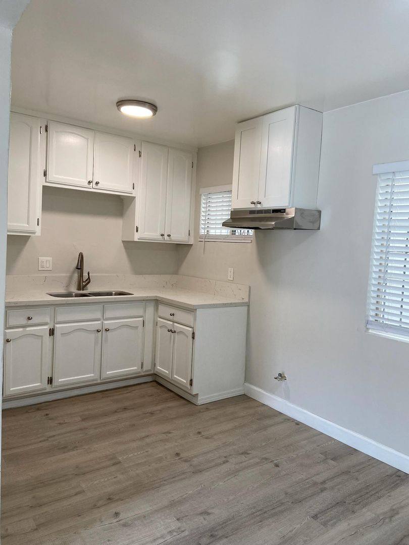 Apartment for rent at 850 W 95th St, Los Angeles, CA 90044
