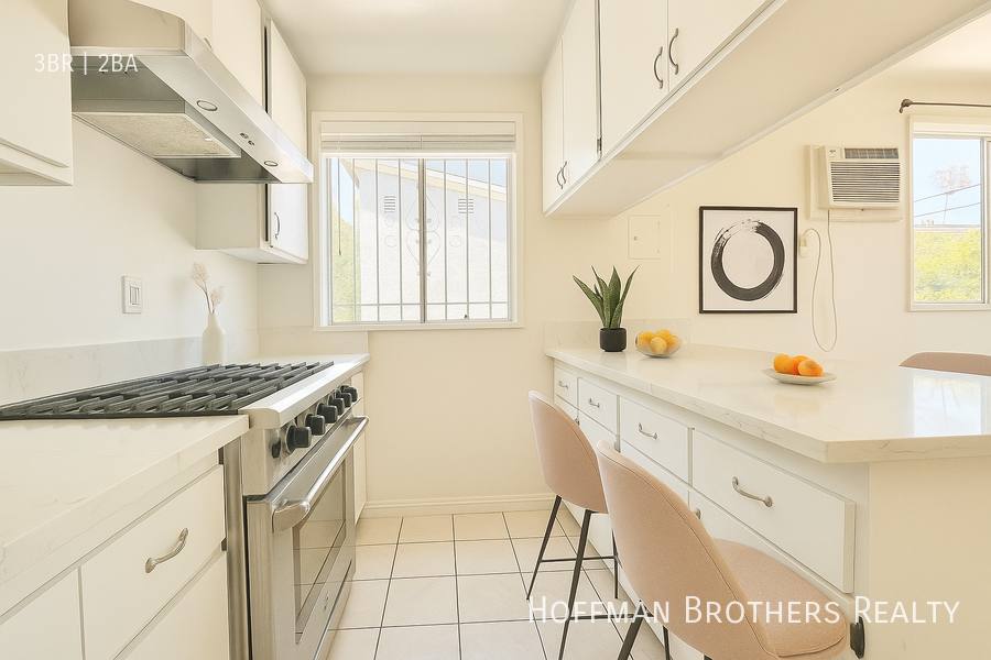 Apartment for rent at 5419 Harold Way, Los Angeles, CA 90027