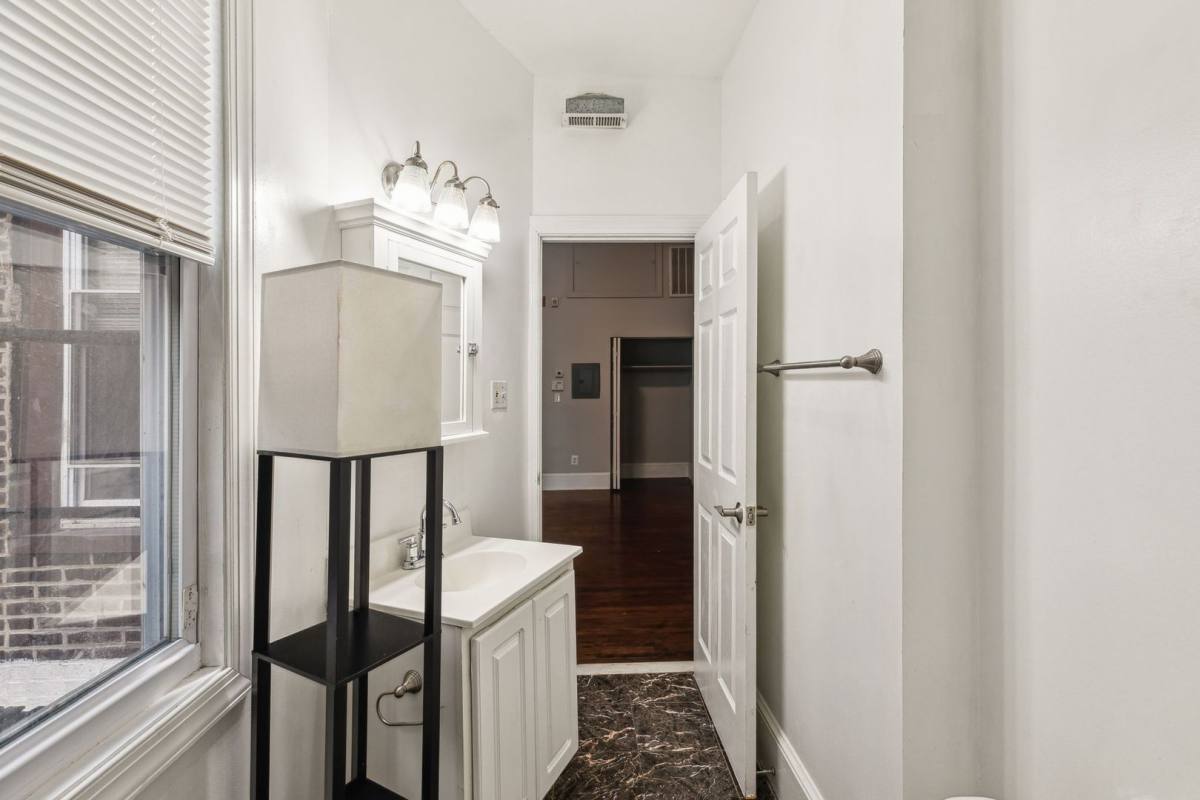 Apartment for rent at 1931 Chestnut St, Philadelphia, PA 19103