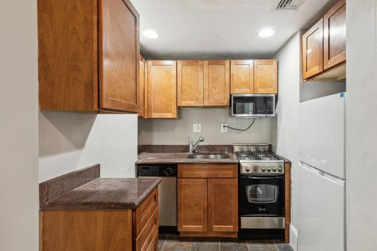 Apartment for rent at 1931 Chestnut St, Philadelphia, PA 19103