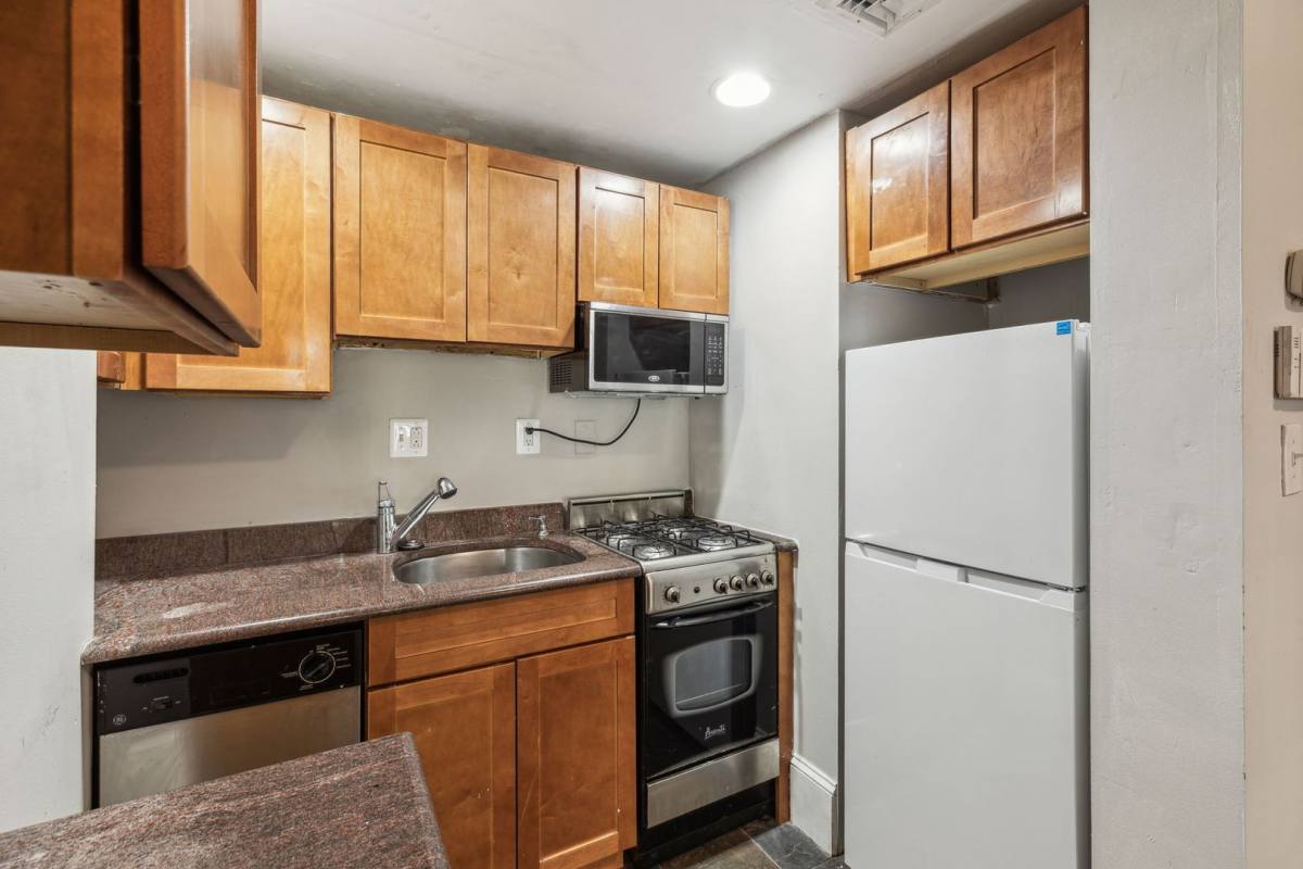 Apartment for rent at 1931 Chestnut St, Philadelphia, PA 19103