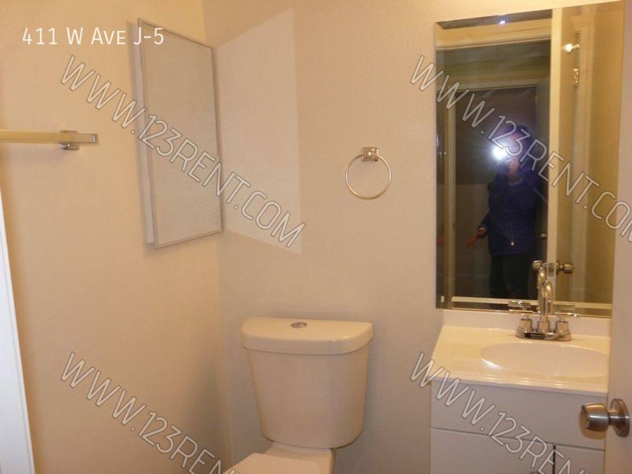 Townhouse for rent at 411 W Ave #J-5, Lancaster, CA 93534