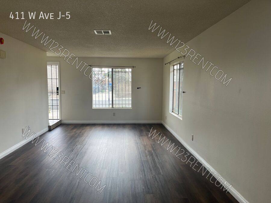 Townhouse for rent at 411 W Ave #J-5, Lancaster, CA 93534